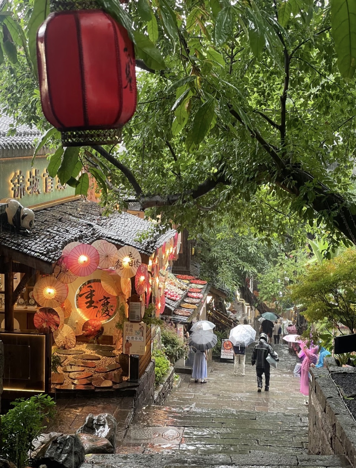 Rainy old streets and everyday neighborhood atmosphere along the route